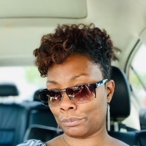 Meet your Posher, Monique